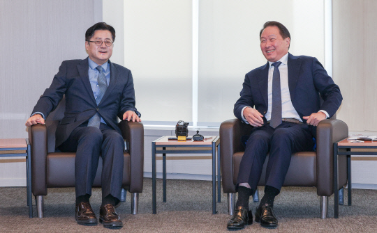 홍익표(왼쪽) 더불어민주당 원내대표가 18일 서울 중구 대한상공회의소를 방문해 최태원 대한상의 회장을 면담하고 있다. 연합뉴스.